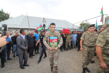 Qazaxda şəhid baş leytenant Yunis Kazımov doğulduğu Kəmərli kəndində son mənzilə yola salınıb