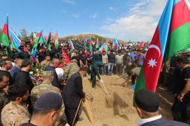 Qazaxda şəhid baş leytenant Yunis Kazımov doğulduğu Kəmərli kəndində son mənzilə yola salınıb