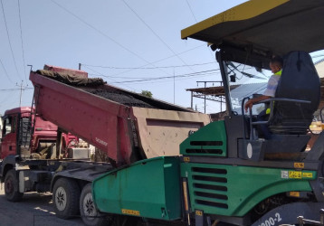 İcra başçısı yeni asfalt örtüyü vurulan Bakı və Əhməd Seyidov küçələrində görülmüş işlərlə tanış olub