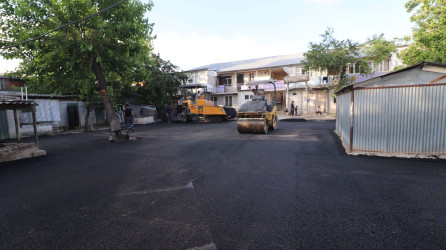 Qazaxda daha 3 binanın həyətinə yeni asfalt örtüyü vurulub