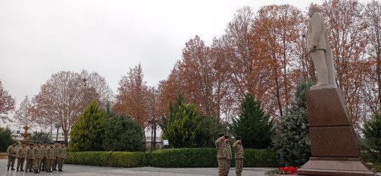 Qazaxda Ulu Öndərin anım günündə abidəsi və adını daşıyan mərkəz ziyarət olunub