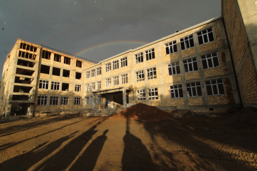 Millət vəkili Səməd Seyidov Mehdi Hüseyn adına humanitar və təbiət fənləri üzrə məktəb-lisey üçün yeni tikilən binanın inşası ilə maraqlanıb