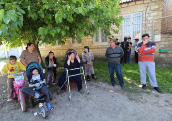 İcra başçısı Əhməd Seyidov küçəsində yaşayan vətəndaşların müraciəti ilə yerində tanış olub