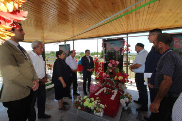 Qazaxda icra başçısı Qurban bayramı ərəfəsində Vətən müharibəsi şəhidlərinin məzarlarını ziyarət edib