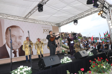 Qazaxda Ulu Öndər Heydər Əliyevin 100 illik yubileyinə həsr olunmuş möhtəşəm konsert təşkil olunub