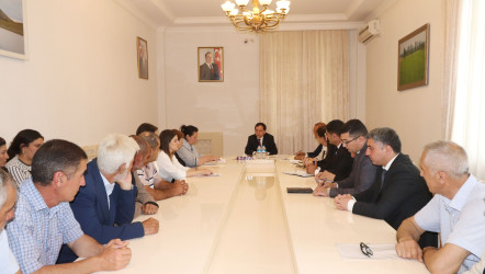 İcra başçısı Qazax rayon Şahnabad Nəsibova adına Sarıvəlli kənd tam orta məktəbdə təhsil alan və çətin tərbiyə edilən bir qrup şagirdin valideyni ilə görüşüb