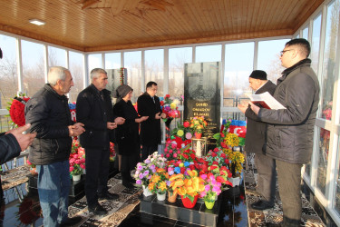 Qazaxda icra başçısı 31 dekabr - Dünya Azərbaycanlılarının Həmrəylik Günü və Yeni il bayramı ərəfəsində Vətən müharibəsi şəhidlərinin məzarlarını ziyarət etdi