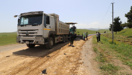 Qazaxda daha bir avtomobil yoluna yeni asfalt örtüyü döşənir. İcra başçısı görülmüş işlərlə yerində maraqlanıb – FOTOLAR