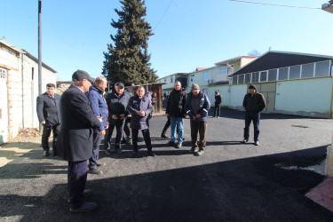 Qazaxda Nəriman Nərimanov yaşayış massivində yerləşən ikimərtəbəli binaların həyətinə asfalt örtüyü vurulur