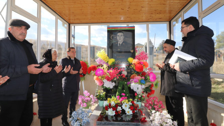 Qazaxda icra başçısı igid Vətən oğullarını məzarları başında yad edib