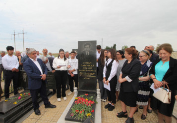 Qazaxda Xalq şairi Osman Sarıvəlli anım günündə məzarı başında yad edilib