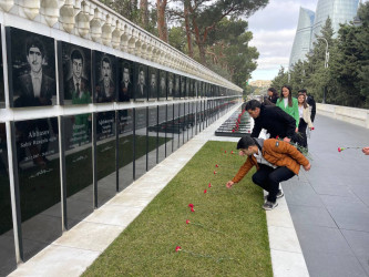 Bakıda səfərdə olan qazaxlı gənclər Şəhidlər Xiyabanını, Fəxri Xiyabanı və Türk Şəhidliyi abidəsini ziyarət ediblər