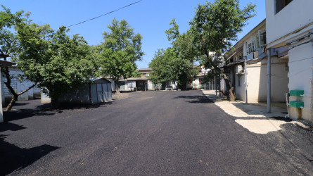 Qazaxda daha 3 binanın həyətinə yeni asfalt örtüyü vurulub