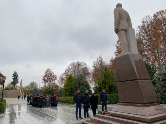 Qazaxda Ulu Öndərin anım günündə abidəsi və adını daşıyan mərkəz ziyarət olunub