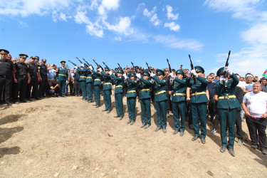 Qazaxda şəhid baş leytenant Yunis Kazımov doğulduğu Kəmərli kəndində son mənzilə yola salınıb