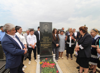 Qazaxda Xalq şairi Osman Sarıvəlli anım günündə məzarı başında yad edilib