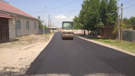 Bakı küçəsinə yeni asfalt örtüyünün vurulması davam edir
