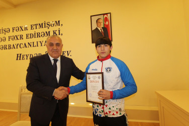 Qazaxda icra başçısı Albaniyanın Durres şəhərində yeniyetmələr arasında keçirilən ağır atletika üzrə Dünya birinciliyində gümüş medal qazanan idmançını və onun məşqçi müəllimini mükafatlandırıb