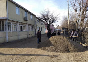 Qazaxda Nəriman Nərimanov yaşayış massivində yerləşən ikimərtəbəli binaların həyətinə asfalt örtüyü vurulur