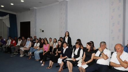 İcra başçısı Qazaxda səfərdə olan “Gənc alimlərin yay düşərgəsi”nin iştirakçıları ilə görüşüb