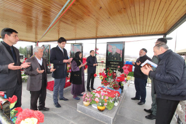 Qazaxda icra başçısı Novruz bayramı ərəfəsində Vətən müharibəsi şəhidlərinin məzarlarını ziyarət edib