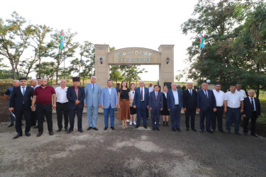 Yeni asfalt örtüyü vurulan Daş Salahlı kəndindəki Şəhidlər Xiyabanında şəhid ailələri ilə görüş olub