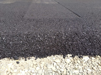 Qazaxda daha bir küçəyə yeni asfalt örtüyü vurulub