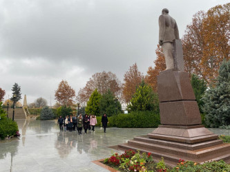 Mədəniyyət işçiləri Ulu Öndər Heydər Əliyevin anım günü ilə əlaqədar abidəsini və  adını daşıyan mərkəzi ziyarət ediblər