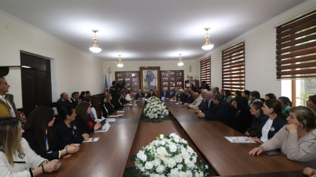 “Heydər Əliyev müasir dövlətçiliyimizin banisidir” mövzusunda keçirilən Beynəlxalq Elmi Konfransın bağlanış tədbiri BDU-nun Qazax filialında olub