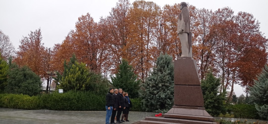 Qazaxda Ulu Öndər Heydər Əliyevin anım günü ilə əlaqədar abidəsi və adını daşıyan mərkəz ziyarət olunub