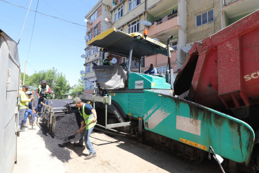 Qazaxda daha bir çoxmənzilli yaşayış binasının həyətinə asfalt örtüyü vurulub