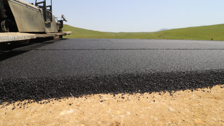 Qazaxda daha bir avtomobil yoluna yeni asfalt örtüyü döşənir. İcra başçısı görülmüş işlərlə yerində maraqlanıb – FOTOLAR