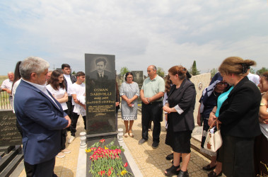 Qazaxda Xalq şairi Osman Sarıvəlli anım günündə məzarı başında yad edilib