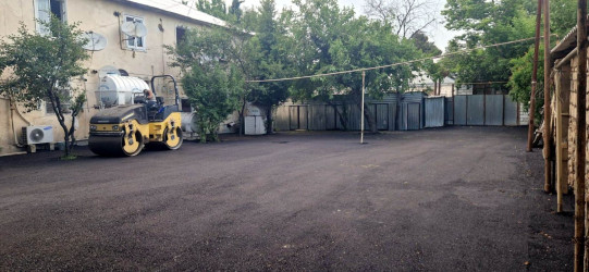 Qazaxda daha 3 binanın həyətinə yeni asfalt örtüyü vurulub