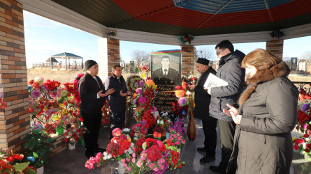 Qazaxda icra başçısı igid Vətən oğullarını məzarları başında yad edib