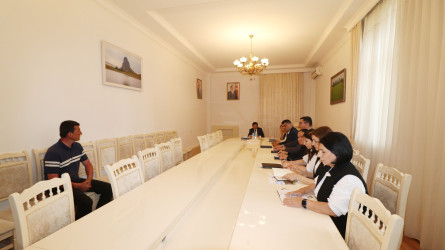 İcra başçısı vətəndaşı fərdi qəbul edərək müraciətini dinləyib