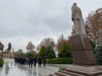 Qazaxda Ulu Öndərin anım günündə abidəsi və adını daşıyan mərkəz ziyarət olunub