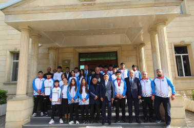 Qazaxda icra başçısı Albaniyanın Durres şəhərində yeniyetmələr arasında keçirilən ağır atletika üzrə Dünya birinciliyində gümüş medal qazanan idmançını və onun məşqçi müəllimini mükafatlandırıb