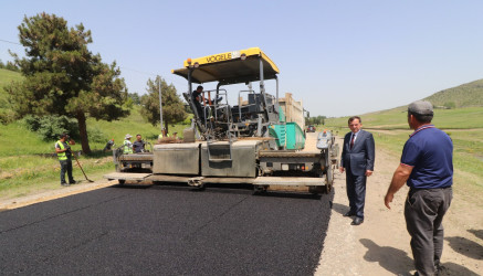 Qazaxda daha bir avtomobil yoluna yeni asfalt örtüyü döşənir. İcra başçısı görülmüş işlərlə yerində maraqlanıb – FOTOLAR