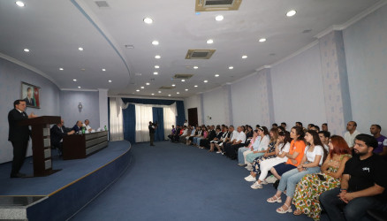 İcra başçısı Qazaxda səfərdə olan “Gənc alimlərin yay düşərgəsi”nin iştirakçıları ilə görüşüb