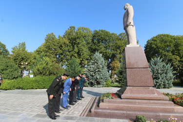 Qazaxda 1 oktyabr - Prokurorluq işçilərinin peşə bayramı münasibətilə Ulu Öndər Heydər Əliyevin abidəsi ziyarət olunub