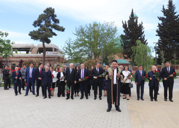 BDU-nun professor-müəllim heyəti Qazaxda Şəhidlər Xiyabanını ziyarət ediblər