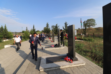 Yeni asfalt örtüyü vurulan Daş Salahlı kəndindəki Şəhidlər Xiyabanında şəhid ailələri ilə görüş olub