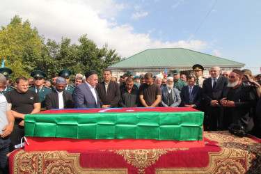 Qazaxda şəhid baş gizir Azər Məmmədov doğulduğu Kəmərli kəndində son mənzilə yola salındı