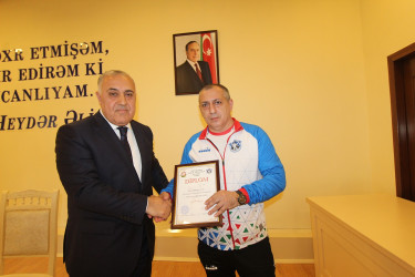 Qazaxda icra başçısı Albaniyanın Durres şəhərində yeniyetmələr arasında keçirilən ağır atletika üzrə Dünya birinciliyində gümüş medal qazanan idmançını və onun məşqçi müəllimini mükafatlandırıb