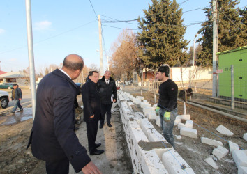 Qazaxda icra başçısı Nəriman Nərimanov yaşayış massivində aparılan abadlıq işləri ilə tanış olub