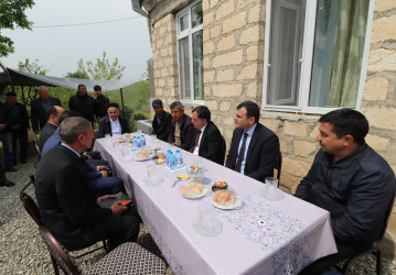 Qazaxda icra başçısı ötən gün avtoqəza zamanı dünyasını dəyişən hərbçinin hüzr mərasimində iştirak edib və ailəsinə başsağlığı verib