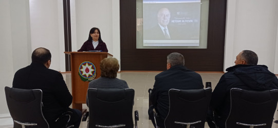 Ümummilli Lider Heydər Əliyevin anım günü ilə əlaqədar abidəsi və adını daşıyan mərkəz bu gün də ziyarət edilib