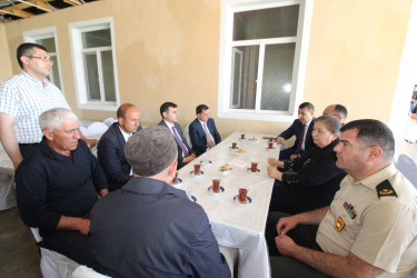 Qazaxda icra başçısı avtoqəza zamanı dünyasını dəyişən gənclərin hüzr mərasimində iştirak edib və ailələrinə başsağlığı verib