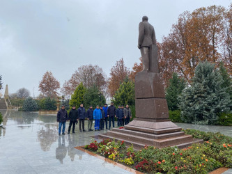 Ümummilli Lider Heydər Əliyevin anım günü ilə əlaqədar abidəsi və adını daşıyan mərkəz ziyarət olunub